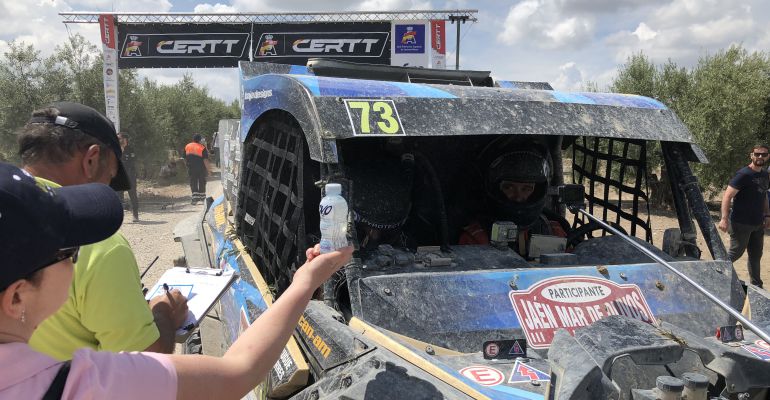 Uno de los participantes recibe una bebida isotónica a su llegada a la meta. Uno de los participantes recibe una bebida isotónica a su llegada a la meta.