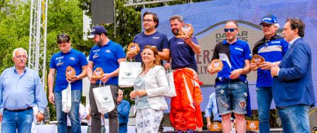 Los tres primeros de la clasificación general en el podio del III Rally Jaén Mar de Olivos en Peal de Becerro. Los tres primeros de la clasificación general en el podio del III Rally Jaén Mar de Olivos en Peal de Becerro.