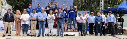 Podio final de la clasificación general del III Rally Jaén Mar de Olivos que terminó en Peal de Becerro. Podio final de la clasificación general del III Rally Jaén Mar de Olivos que terminó en Peal de Becerro.