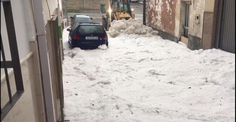 Una grúa municipal intenta retirar las montañas de granizo de una calle de Castillo de Locubín. Una grúa municipal intenta retirar las montañas de granizo de una calle de Castillo de Locubín.