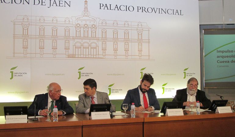 Momento de lapresentación del convenio Momento de lapresentación del convenio