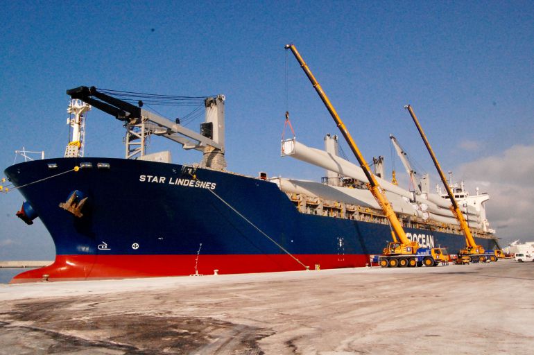 El buque Star Lindeshes carga palas eólicas en el Puerto de Motril El buque Star Lindeshes carga palas eólicas en el Puerto de Motril