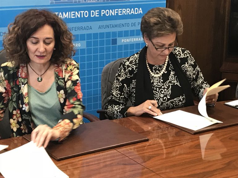 La alcaldesa firma el convenio con la Universidad de Elche La alcaldesa firma el convenio con la Universidad de Elche