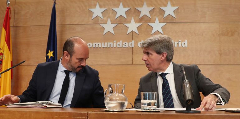 El presidente de la Comunidad de Madrid, Ángel Garrido (d), junto al vicepresidente, consejero de Presidencia y portavoz del Gobierno regional, Pedro Rollán (i), durante la rueda de prensa que han ofrecido esta mañana tras su primera reunión del consejo de gobierno. El presidente de la Comunidad de Madrid, Ángel Garrido (d), junto al vicepresidente, consejero de Presidencia y portavoz del Gobierno regional, Pedro Rollán (i), durante la rueda de prensa que han ofrecido esta mañana tras su primera reunión del consejo de gobierno.