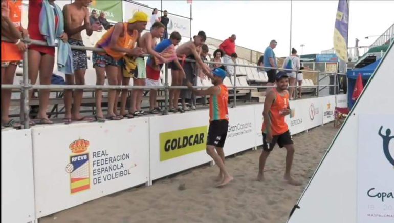 El equipo del Volei Prai Milenio Ourense, cuarto clasificado en el campeonato de España en Canarias.En la foto, Escolana y Tovar, del club ourensano. El equipo del Volei Prai Milenio Ourense, cuarto clasificado en el campeonato de España en Canarias.En la foto, Escolana y Tovar, del club ourensano.