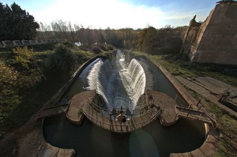 Esclusa del Canal de Castilla Esclusa del Canal de Castilla