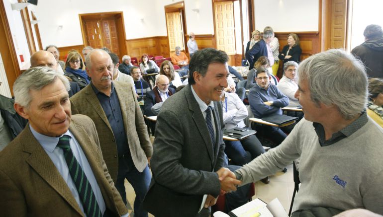 El consejero de Educación, Francisco Fernández Mañanes, a su llegada al congreso de directores de Secundaria celebrado la semana pasada en Reinosa. El consejero de Educación, Francisco Fernández Mañanes, a su llegada al congreso de directores de Secundaria celebrado la semana pasada en Reinosa.