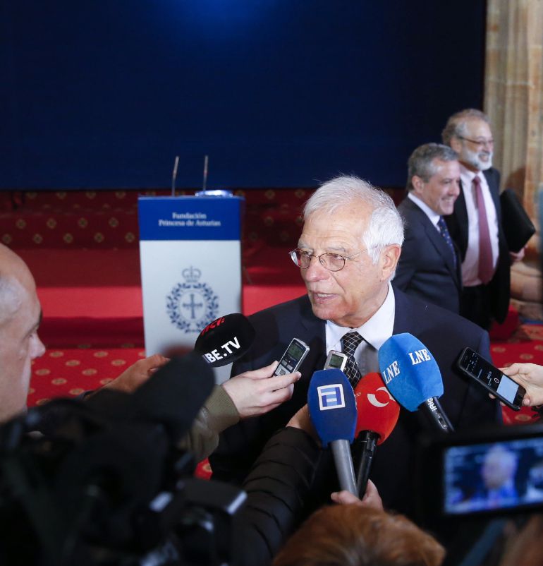 L'ex ministre Josep Borrell, membre del jurado del Premi Princesa d'Astúries de Cooperació Internacional 2018, atenent els mitjans de comunicació després de la lectura de l'acta del jurat concedint el guardó d'enguany. L'ex ministre Josep Borrell, membre del jurado del Premi Princesa d'Astúries de Cooperació Internacional 2018, atenent els mitjans de comunicació després de la lectura de l'acta del jurat concedint el guardó d'enguany.