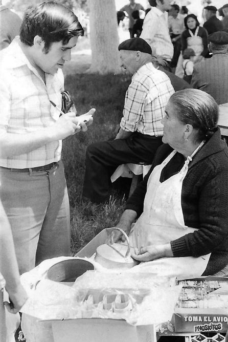 José Vicente Ávila en la romería de Urbanos de Torrejoncillo del Rey en 1978. José Vicente Ávila en la romería de Urbanos de Torrejoncillo del Rey en 1978.
