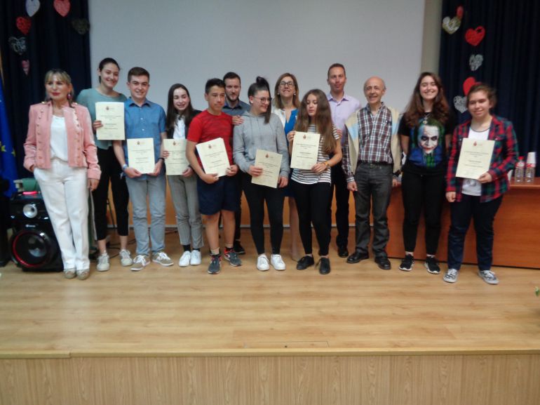 Los premiados posan con los profesores y las responsables políticas Los premiados posan con los profesores y las responsables políticas