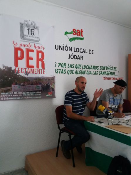 Momento de la intervención de Curro Moreno, con el cartel de la Campaña sobre el 'PER' en primer plano Momento de la intervención de Curro Moreno, con el cartel de la Campaña sobre el 'PER' en primer plano