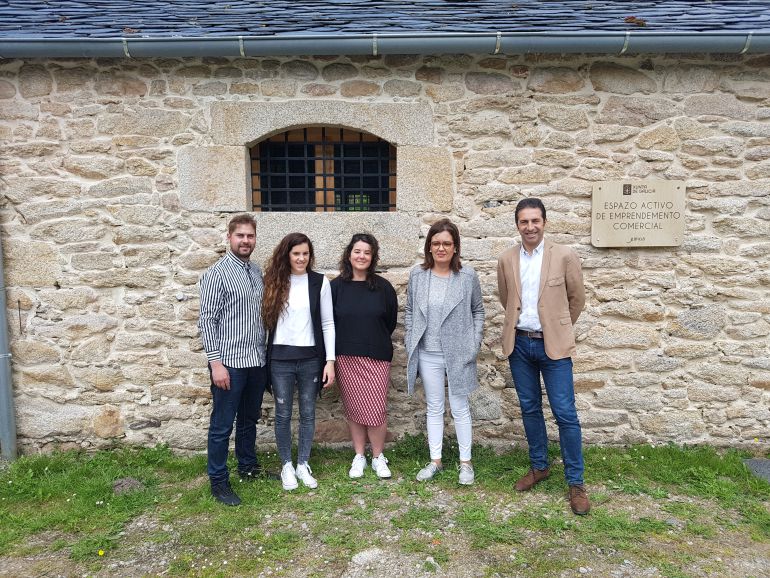 Alcalde y CJoncelleira de Emprego junto a los jóvenes que albergarán las instalaciones Alcalde y CJoncelleira de Emprego junto a los jóvenes que albergarán las instalaciones
