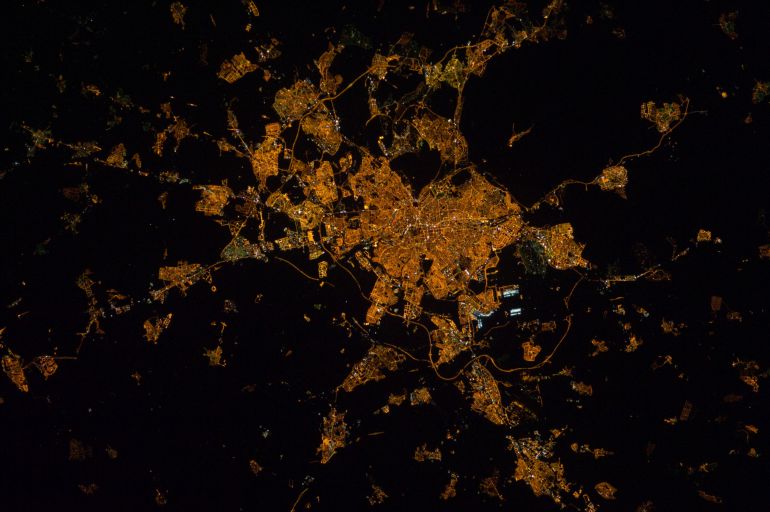 Foto de astronauta realizada en febrero de 2016 sobre Madrid. Las luces más blancas. En el centro derecha de la foto las luces blancas indican el resplandor del aeropuerto Madrid-Barajas Adolfo Suárez Foto de astronauta realizada en febrero de 2016 sobre Madrid. Las luces más blancas. En el centro derecha de la foto las luces blancas indican el resplandor del aeropuerto Madrid-Barajas Adolfo Suárez