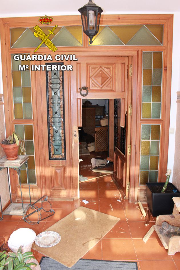 La Guardia Civil detiene a 6 personas por un robo muy violento en Loranca de Tajuña (Guadalajara): 6 detenidos por un asalto con extrema violencia a una vivienda habitada en Loranca de Tajuña La Guardia Civil detiene a 6 personas por un robo muy violento en Loranca de Tajuña (Guadalajara): 6 detenidos por un asalto con extrema violencia a una vivienda habitada en Loranca de Tajuña