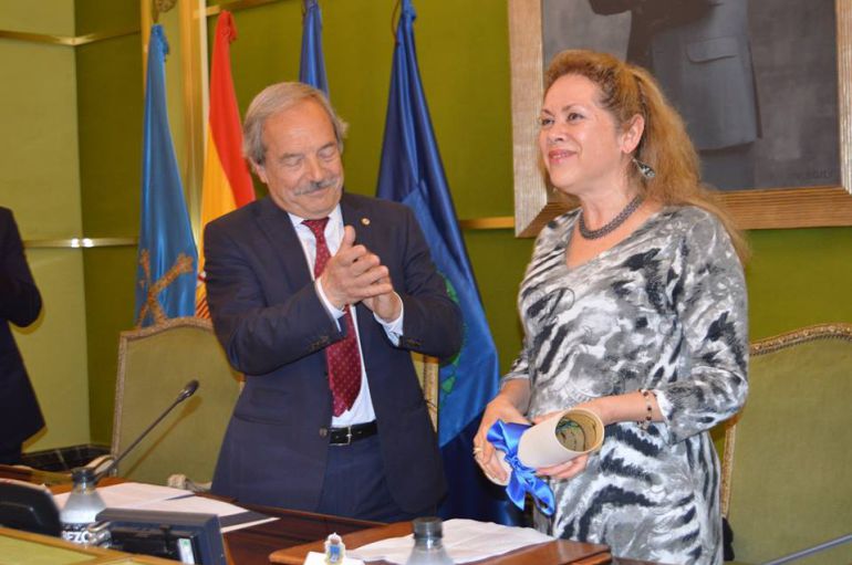 La viudad de Ángel González, Susana Rivera, recoge el título de hijo predilecto de Oviedo concedido al poeta. La viudad de Ángel González, Susana Rivera, recoge el título de hijo predilecto de Oviedo concedido al poeta.
