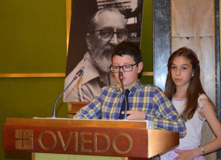 Pelayo González y Claudia Granados, alumnos del C.P. Poeta Ángel González, leen dos de sus poemas en el acto de nombramiento de Hijo Predilecto. Pelayo González y Claudia Granados, alumnos del C.P. Poeta Ángel González, leen dos de sus poemas en el acto de nombramiento de Hijo Predilecto.