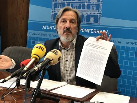 El concejal muestra la sentencia El concejal muestra la sentencia