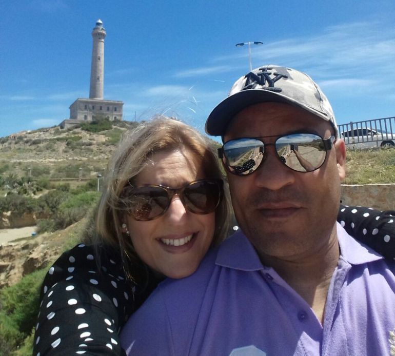 Saskia Vallinas y Norge Suárez, autores de la canción dedicada a Ignacio Echeverría. En la foto aparece en el fondo el Faro de Cabo de Palos( Cartagena). Saskia Vallinas y Norge Suárez, autores de la canción dedicada a Ignacio Echeverría. En la foto aparece en el fondo el Faro de Cabo de Palos( Cartagena).