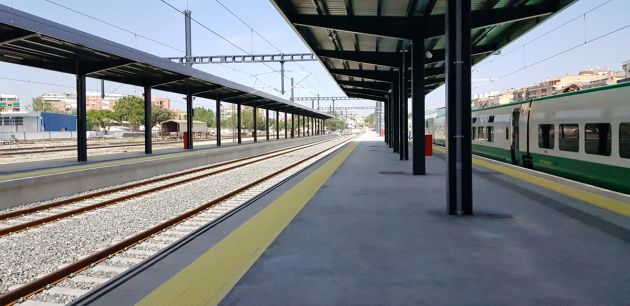 Convoy del tren Séneca de ADIF y, junto, el AVE de Renfe en pruebas en la estación de Granada