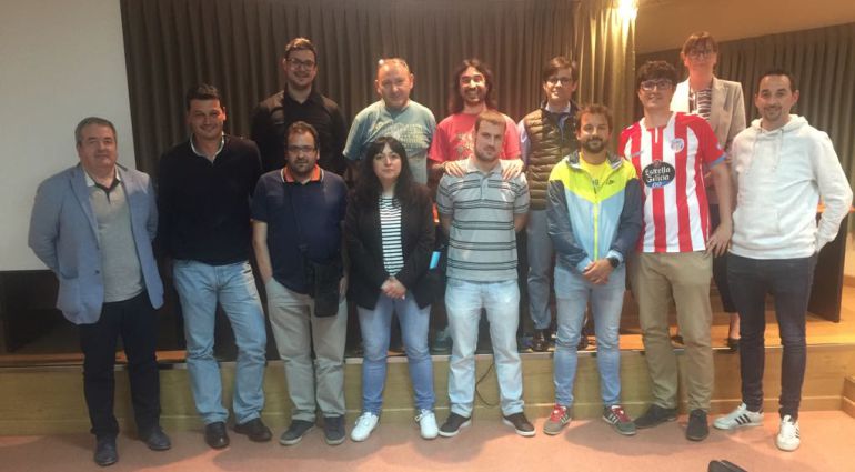 Os 11 directivos da Federación de Peñas co presidente do Lugo, Tino Saqués, e a secretaria, Olga Matalobos Os 11 directivos da Federación de Peñas co presidente do Lugo, Tino Saqués, e a secretaria, Olga Matalobos