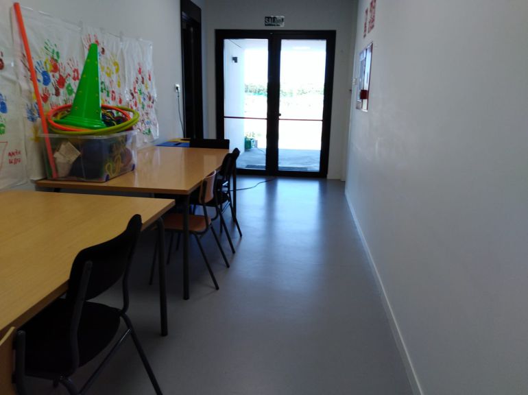 Uno de los pasillos habilitados como clase con mesas y sillas Uno de los pasillos habilitados como clase con mesas y sillas
