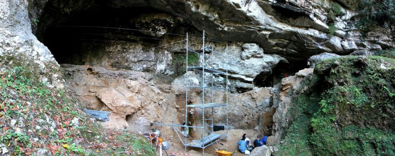 Excavación en la cueva prehistórica de Cualventi Excavación en la cueva prehistórica de Cualventi