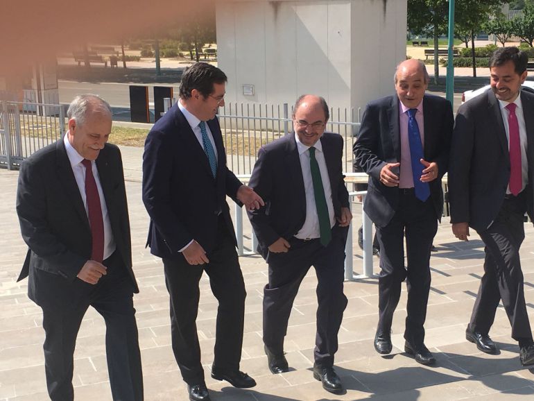El Presidente de Aragón junto a los representantes de las organizaciones empresariales El Presidente de Aragón junto a los representantes de las organizaciones empresariales