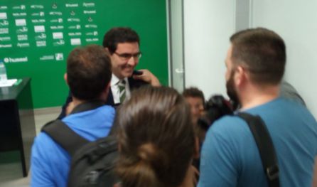 Collado se ha despedido uno por uno de los presentes Collado se ha despedido uno por uno de los presentes