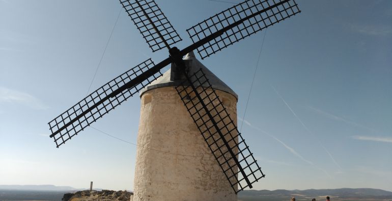 Uno de los molinos de Consuegra (Toledo) asentados en el Cerro Calderico Uno de los molinos de Consuegra (Toledo) asentados en el Cerro Calderico