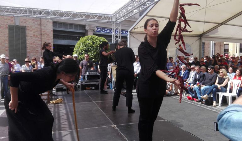 Un momento de la performance del bombardeo en el Mercado Central, a cargo de alumnos del Conservatorio José Espadero.