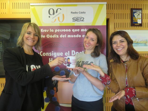 Paz Santana y Soco López entregan a Cristina López la taza del concurso Paz Santana y Soco López entregan a Cristina López la taza del concurso
