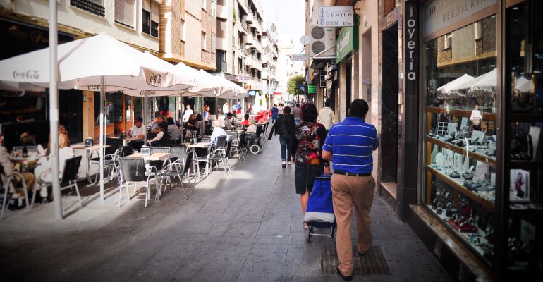 Vecinos de Jaén por la calle San Clemente. Vecinos de Jaén por la calle San Clemente.