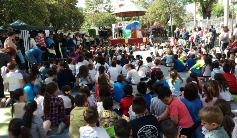 Niñas y niños asistentes al Cuentacuentos Niñas y niños asistentes al Cuentacuentos