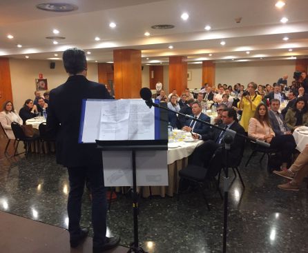 El público asistente ha seguido con atención las explicaciones de De Quinto El público asistente ha seguido con atención las explicaciones de De Quinto