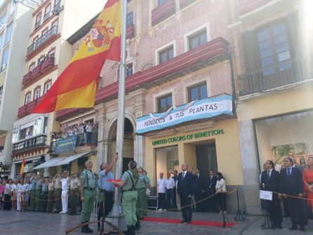 El alcalde de Málaga, Francisco de la Torre, contempla la izada de bandera El alcalde de Málaga, Francisco de la Torre, contempla la izada de bandera