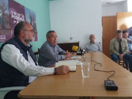 Momento de la intervención de José Luis Angulo (en segundo plano), en rueda de prensa, José Cabero (en primer plano) Momento de la intervención de José Luis Angulo (en segundo plano), en rueda de prensa, José Cabero (en primer plano)