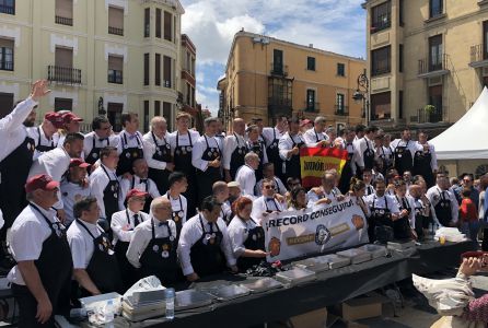 Los cortadores posan una vez conseguido el récord Los cortadores posan una vez conseguido el récord