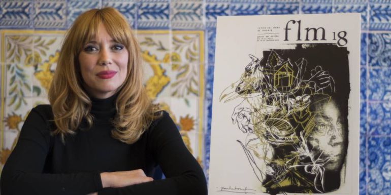 Paula Bonet posa junto a su obra, el cartel de la 77ª Feria del Libro de Madrid Paula Bonet posa junto a su obra, el cartel de la 77ª Feria del Libro de Madrid