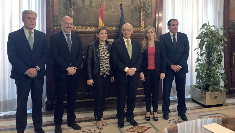 El ministro de Hacienda, Cristóbal Montoro, (tercero dcha.) junto varios componente del PPCV en su última visita a Valencia El ministro de Hacienda, Cristóbal Montoro, (tercero dcha.) junto varios componente del PPCV en su última visita a Valencia