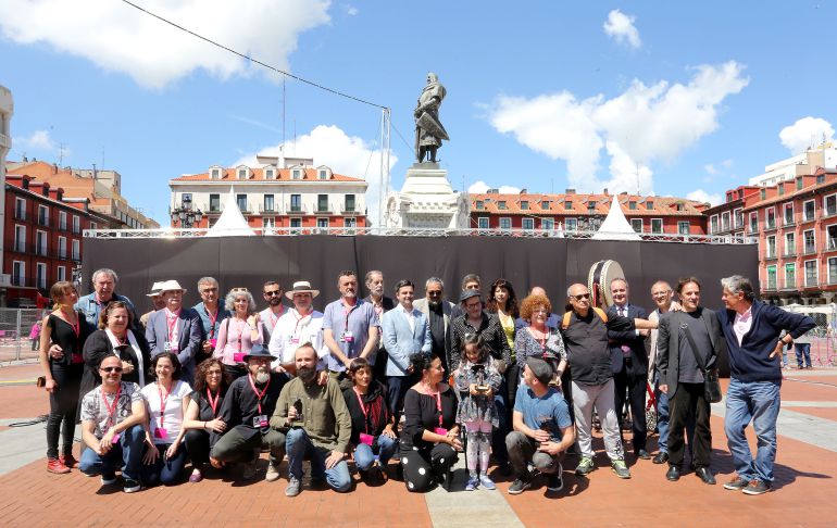 Foto de familia del jurado y los galardonados en la 19ª edición del Festival Internacional de Teatro y Artes de Calle de Valladolid Foto de familia del jurado y los galardonados en la 19ª edición del Festival Internacional de Teatro y Artes de Calle de Valladolid