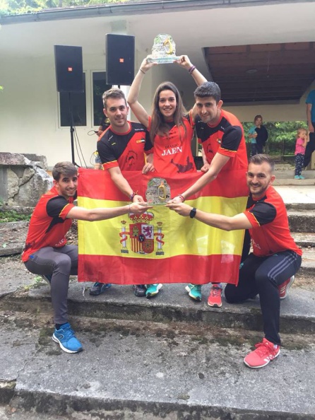 José Ángel, Juanjo, Fátima, Jesús y Cristian, tras recibir los premios de "Mosquetón de Oro" en las categorías femenina y masculina. José Ángel, Juanjo, Fátima, Jesús y Cristian, tras recibir los premios de "Mosquetón de Oro" en las categorías femenina y masculina.
