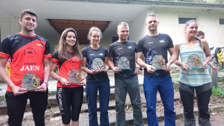 Todos los premiados en el campeonato. Jesús y Fátima a la izquierda, con el trofeo de vencedores. Todos los premiados en el campeonato. Jesús y Fátima a la izquierda, con el trofeo de vencedores.