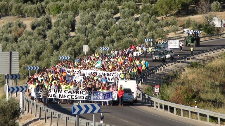 Manifestación el pasado 29 de junio del 2017, para exigir la constgrucción de la autovía A32 hasta Albacete. En la imagen, vehículos detenidos junto a los manifestantes y que no fueron desviados por la antigua travesía. Manifestación el pasado 29 de junio del 2017, para exigir la constgrucción de la autovía A32 hasta Albacete. En la imagen, vehículos detenidos junto a los manifestantes y que no fueron desviados por la antigua travesía.