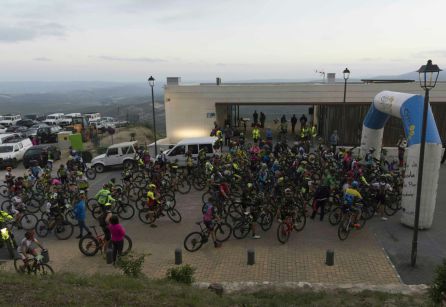 Los ciclistas participantes en la prueba se concentraban antes del comienzo de la misma Los ciclistas participantes en la prueba se concentraban antes del comienzo de la misma