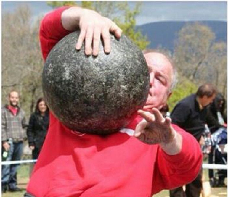 Iñaki Gil con la bola de 141 kilos a una mano. Iñaki Gil con la bola de 141 kilos a una mano.