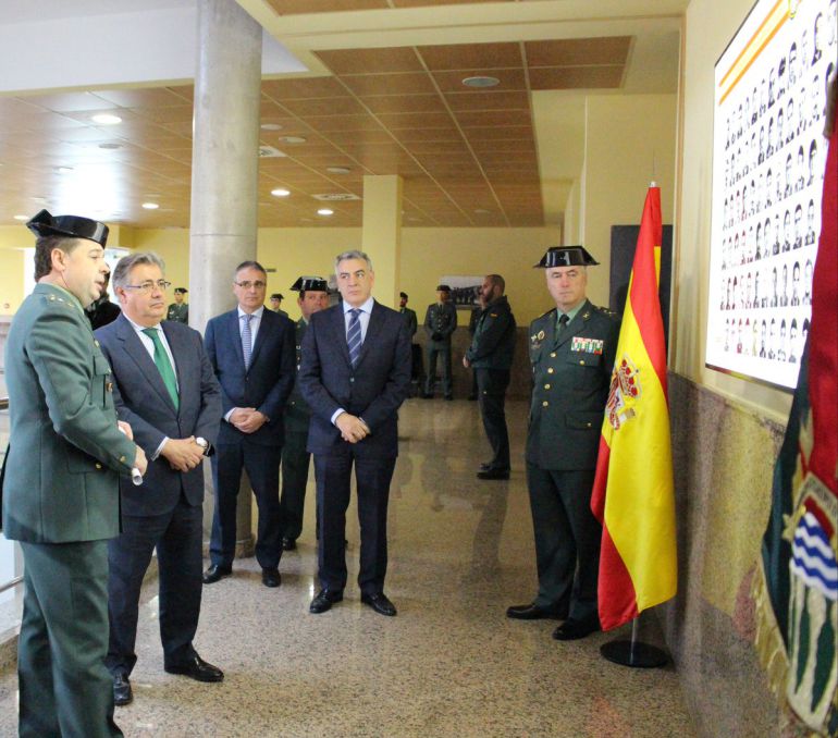 Zoido homenajea en Intxaurrondo a los guardias civiles asesinados por ETA Zoido homenajea en Intxaurrondo a los guardias civiles asesinados por ETA