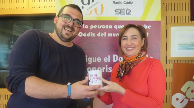 Jesús Bernal recibe de Ana Villagómez la taza del Doctorado Honoris Cádiz Jesús Bernal recibe de Ana Villagómez la taza del Doctorado Honoris Cádiz
