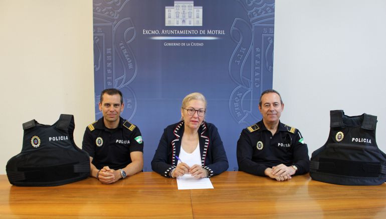 La concejala de seguridad, Mari Ángeles Escamez, presenta junto a Jose Luis Rojas, subinspector de la policia local y Jose Manuel Rodriguez Torres, inspector jefe, los nuevos chalecos antibalas La concejala de seguridad, Mari Ángeles Escamez, presenta junto a Jose Luis Rojas, subinspector de la policia local y Jose Manuel Rodriguez Torres, inspector jefe, los nuevos chalecos antibalas
