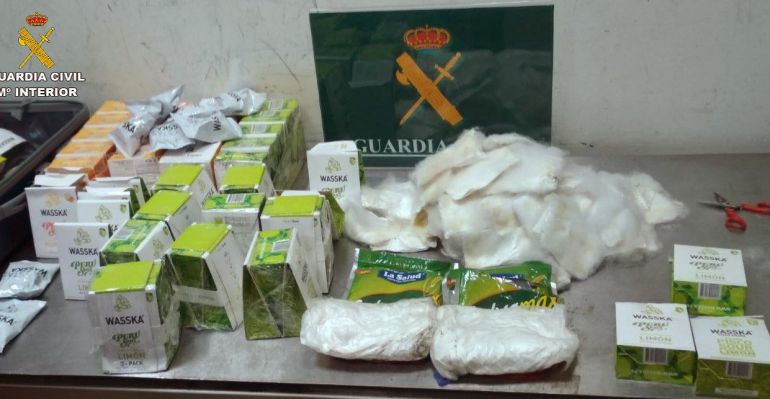 Entre los dos pasajeros portaban 24 kilos de cocaína Entre los dos pasajeros portaban 24 kilos de cocaína