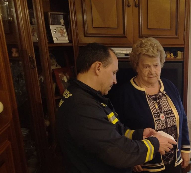 Bomberos de Alcorcón enseñando a una vecina los detectores de humo Bomberos de Alcorcón enseñando a una vecina los detectores de humo